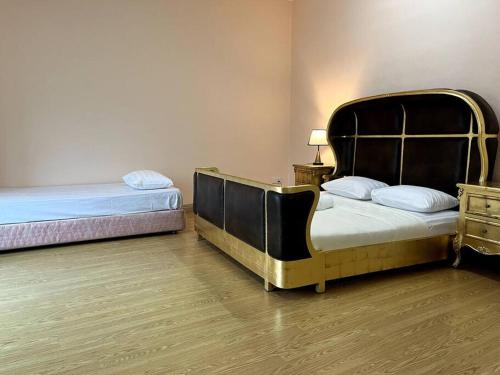 - 2 lits dans une pièce dans l'établissement SpaciousLuxury 4BR Seksyen 7/UITM Shah Alam/I-City, à Shah Alam