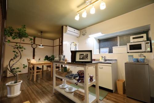 洲本市にあるHotaru no Yado - Vacation STAY 24964vの小さなキッチン(テーブル付)、ダイニングルーム