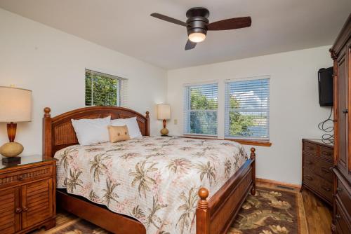 Ένα ή περισσότερα κρεβάτια σε δωμάτιο στο Whitecaps by Oak Island Accommodations