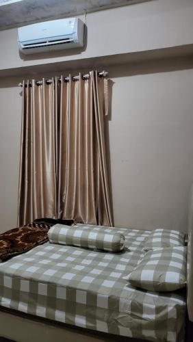 A bed or beds in a room at HomeStay Pandan Baru