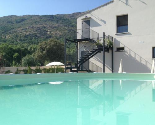 uma villa com uma piscina e uma casa em El Hotelito em Navaluenga