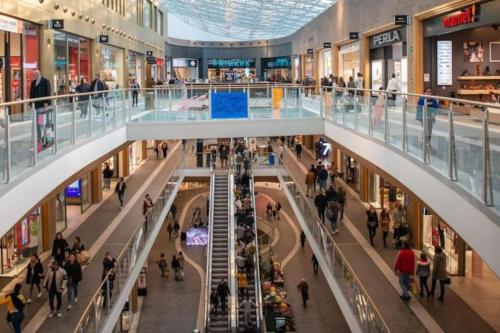 Una vista aérea de un centro comercial con gente en tirou 3 centre Brussels-charleroi-airport, en Charleroi