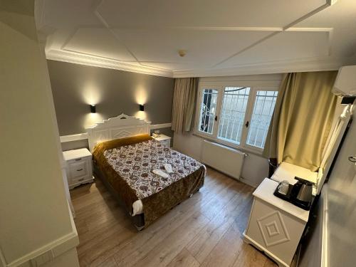 una camera da letto con un letto e una grande finestra di Hotel Alp Guesthouse a Istanbul