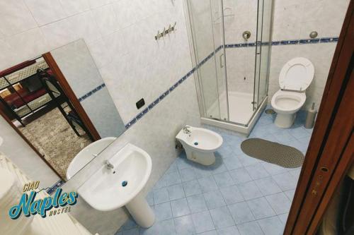 uma casa de banho com um lavatório, um WC e um chuveiro em Hello Naples em Nápoles