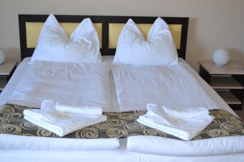 Postel nebo postele na pokoji v ubytování Alexander Hotel