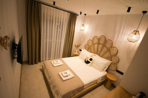 sypialnia z łóżkiem z dwoma ręcznikami w obiekcie KOTRABA ALAÇATI BUTİK Hotel w mieście Alaçatı