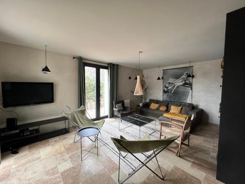 Televízia a/alebo spoločenská miestnosť v ubytovaní Villa des Mattes - Superbe maison de famille 15 couchages