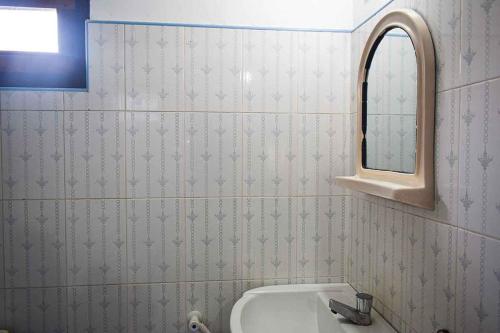 uma casa de banho com um lavatório e um espelho em Beach Walk Villa em Trincomalee