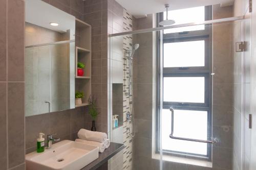 Bukit Bintang 3 Bedroom Suite with Netflix Robertson