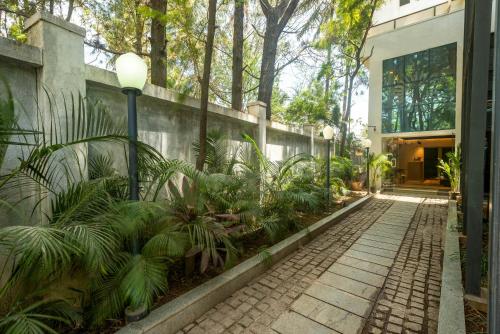 een binnenplaats van een gebouw met bomen en planten bij Olive Golflinks - by Embassy Group in Bangalore
