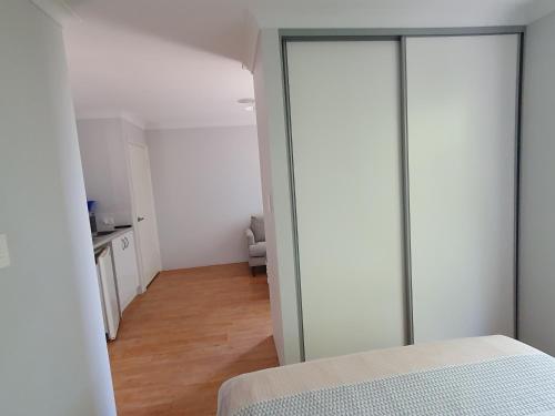 Ένα ή περισσότερα κρεβάτια σε δωμάτιο στο Sandalwood Guest Room
