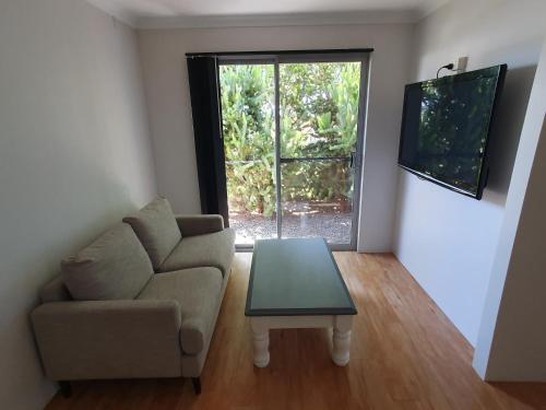 Μια τηλεόραση ή/και κέντρο ψυχαγωγίας στο Sandalwood Guest Room