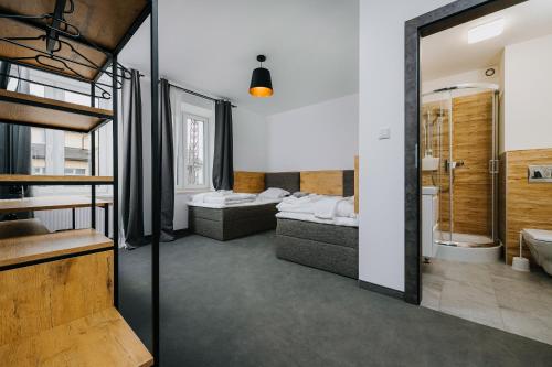 Cette chambre comprend deux lits et une salle de bains. dans l'établissement Obiekt Noclegowy OCELOT II, à Pruszków