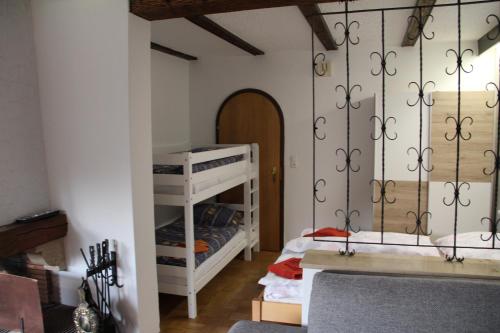 Krevet ili kreveti na kat u jedinici u objektu Ferienwohnung Landsberg am Lech