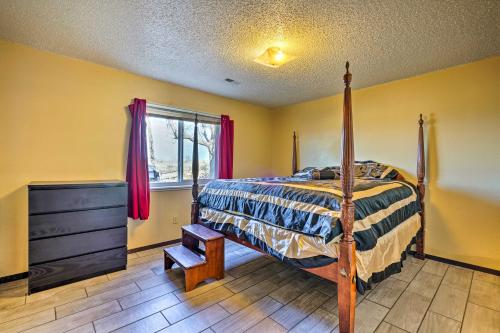 מיטה או מיטות בחדר ב-Pueblo Apt - 10 Mi to Pueblo Mountain Park