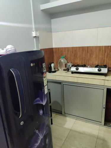 cocina con fogones y encimera en Newa Service Apartment en Siliguri