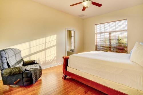 - une chambre avec un lit, une chaise et une fenêtre dans l'établissement Quiet Panama City Home - 4 Mi to Downtown!, à Panama City