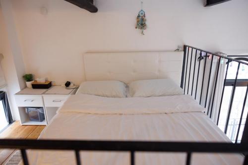 1 dormitorio con 1 cama y cocina en magic rose קסם הורד en Tiberias