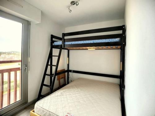 a bedroom with two bunk beds and a window at V-Landes 01 T2 dans résidence avec piscine face au lac marin in Vieux-Boucau-les-Bains