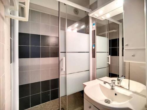 a bathroom with a sink and a glass shower at V-Landes 01 T2 dans résidence avec piscine face au lac marin in Vieux-Boucau-les-Bains