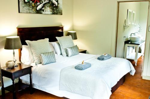ein Schlafzimmer mit einem Bett mit zwei Handtüchern darauf in der Unterkunft Magoebaskloof Getaway in Magoebaskloof