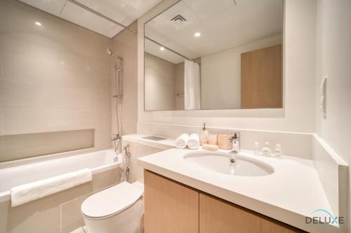 Koupelna v ubytování Elegant 1BR at Harbour Views Tower 1 by Deluxe Holiday Homes