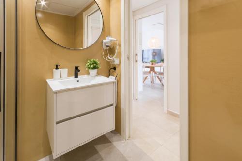 a bathroom with a white sink and a mirror at Beach & Port in Gand&iacute;a