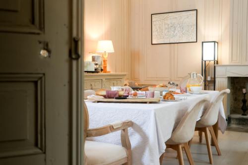 ein Esszimmer mit einem weißen Tisch und Stühlen in der Unterkunft Maison de la Pra in Valence