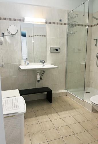 une salle de bain avec une douche, un lavabo et des toilettes dans l'établissement Appartement 301 avec deux chambres - LES SUITES DE ROBINSON - Résidence avec piscine en bord de Siagne, à Mandelieu-La-Napoule, à Mandelieu-la-Napoule