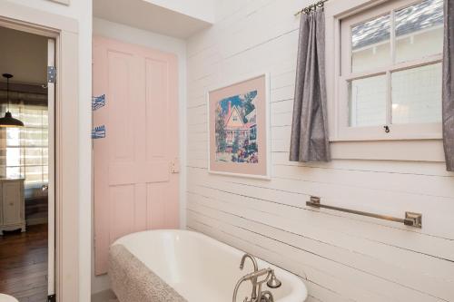 Ένα μπάνιο στο Candy Store House by Oak Island Accommodations