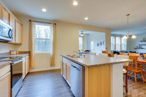 Dapur atau dapur kecil di 25 Mi To Columbus Pet-Friendly Family Home!
