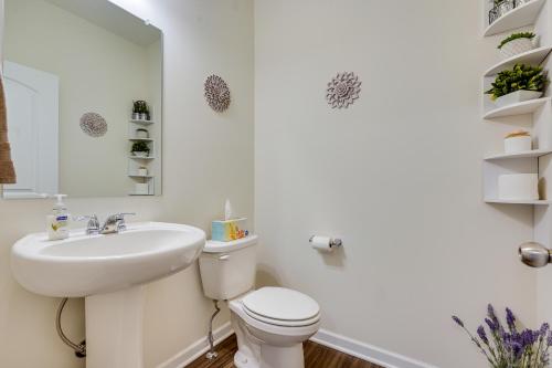 Bilik mandi di 25 Mi To Columbus Pet-Friendly Family Home!
