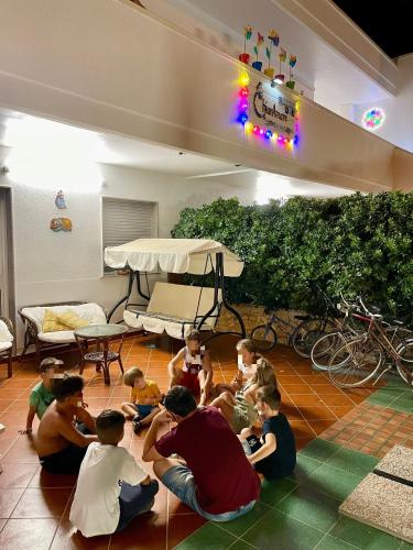 a group of children sitting on the floor in a room at ChiarAmare Vacanza, casa con Idromassaggio, vicino Maldive del Salento in Torre Pali 