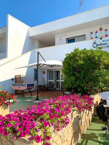 a house with pink flowers in front of it at ChiarAmare Vacanza, casa con Idromassaggio, vicino Maldive del Salento in Torre Pali 