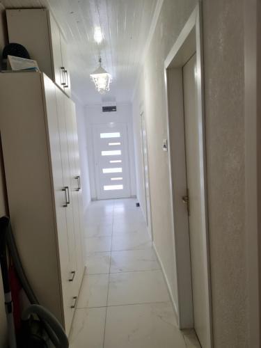 un corridoio con pavimento bianco e porta bianca di Villa Agata a Lastovo