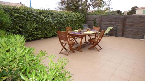 Villa T4, jardin, piscine collective, parking