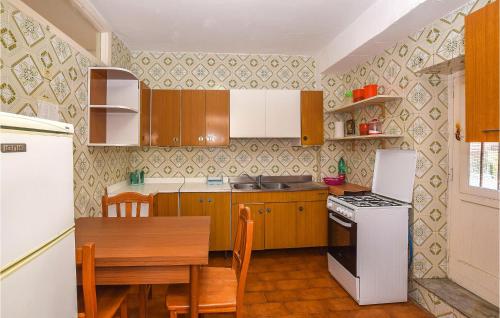 Kuchyň nebo kuchyňský kout v ubytování 4 Bedroom Nice Home In Ischia