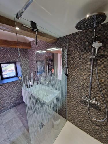 Le Mas ROLLAND, Piscine chauffée & SPA - Millau - Gorges du Tarnにあるバスルーム