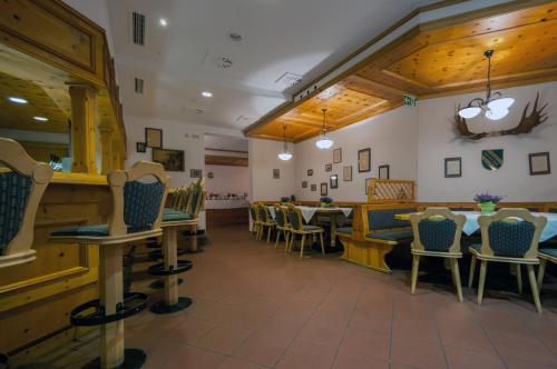 a dining room with tables and chairs in a restaurant at Albhotel Fortuna in Riederich