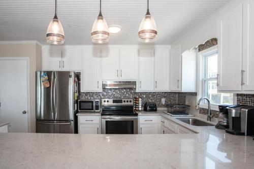 Dapur atau dapur kecil di Summer Sands by Oak Island Accommodations