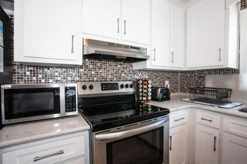 Dapur atau dapur kecil di Summer Sands by Oak Island Accommodations