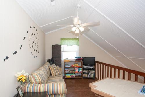 Ruang duduk di Summer Sands by Oak Island Accommodations