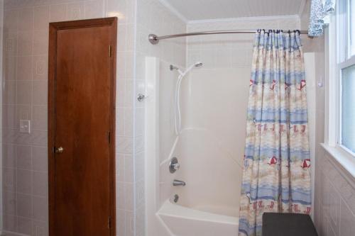 Bilik mandi di Summer Sands by Oak Island Accommodations