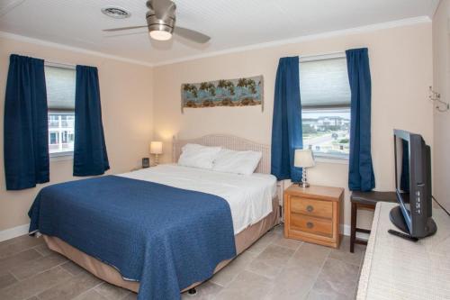 Katil atau katil-katil dalam bilik di Summer Sands by Oak Island Accommodations