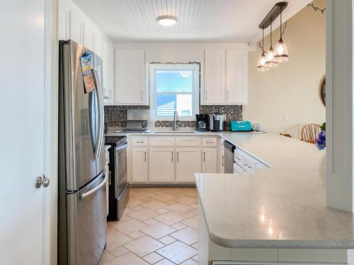 Dapur atau dapur kecil di Summer Sands by Oak Island Accommodations