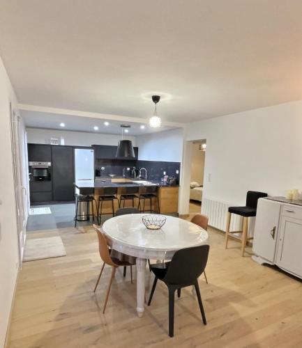 une cuisine et un salon avec une table et des chaises dans l'établissement Villa jacuzzi à 10min dAix en Pce, à Gardanne