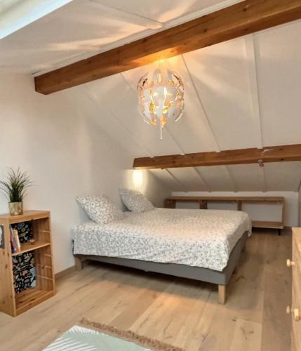une chambre avec un lit et un lustre dans l'établissement Villa jacuzzi à 10min dAix en Pce, à Gardanne