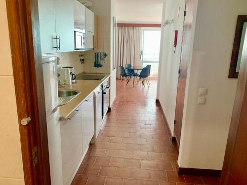 eine Küche mit einem langen Flur, der zu einem Esszimmer führt in der Unterkunft Ma vue mer en Algarve in Portimão