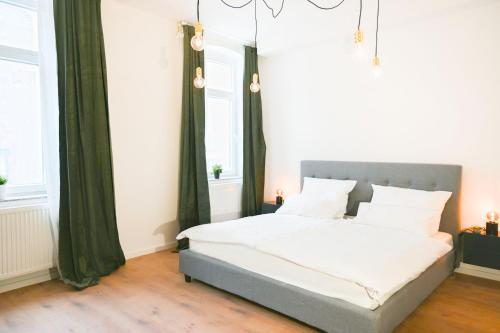 מיטה או מיטות בחדר ב-80qm Apartment in Krefeld zentral gelegen mit hohen Decken - BEUYS Apartments - Krefeld