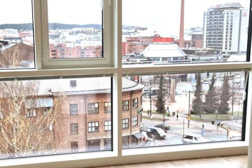 坦佩雷的住宿－Tampere City studio Areena，从建筑的窗户欣赏美景